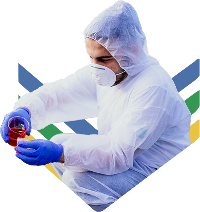 Indivíduo vestido com um macacão branco e luvas azuis, segurando um frasco com líquido vermelho.